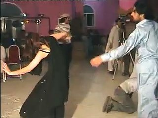 NEW PUNJABI GIRL DANCE WITH PASHTO MAST MUSIC  _ WEDDING 3 (PESHAWARI BEAUTY)
