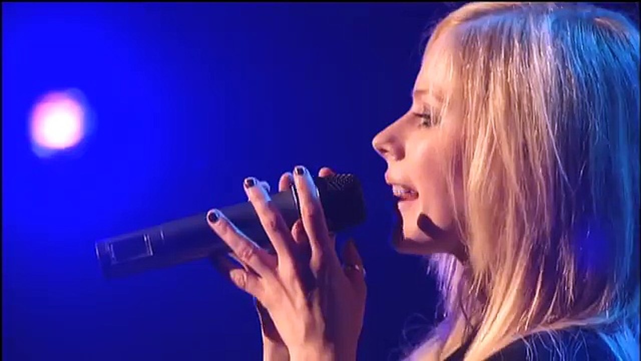 Avril Lavigne - Live at Budokan (Japan) 2005 - Full concert 23