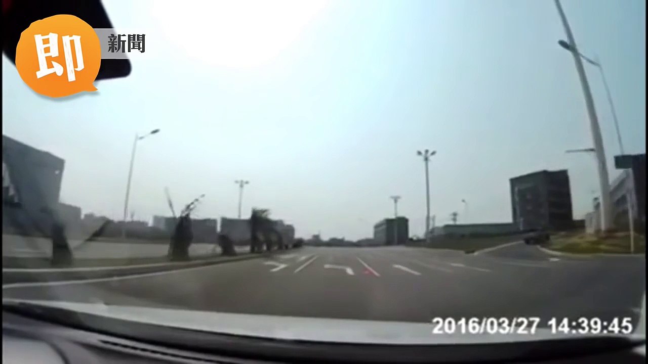 與砂石車擦撞！準新娘狂喊「小心」　50噸砂石傾瀉壓死