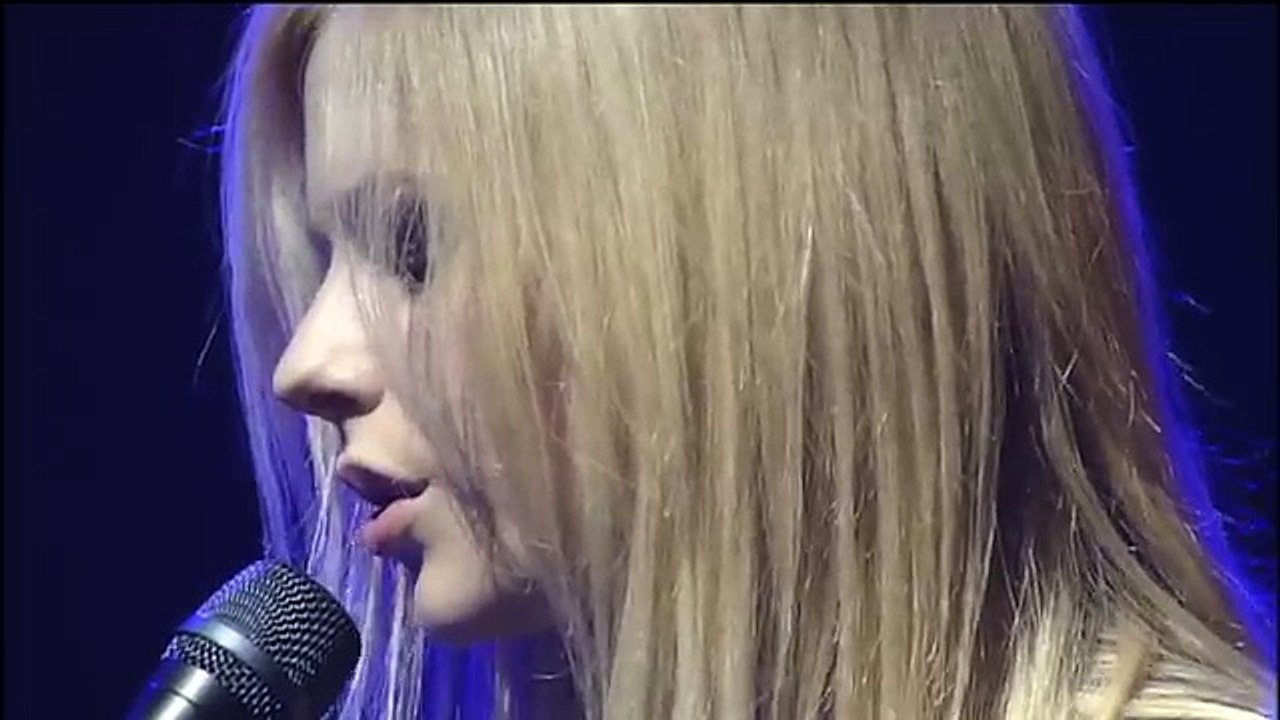 Avril Lavigne - Live at Budokan (Japan) 2005 - Full concert 54