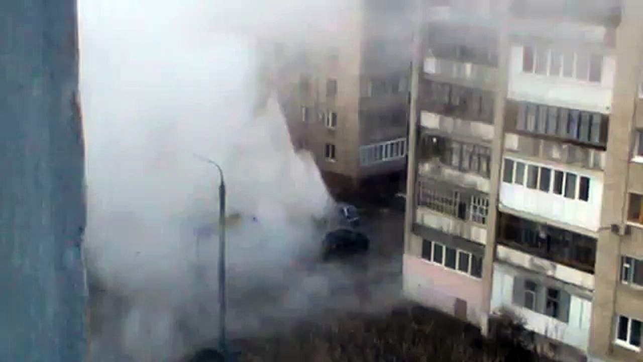 Чрезвычайное происшествие в городе Орле - Из трубы течёт горячая вода - Город Орёл - 01.04.2016