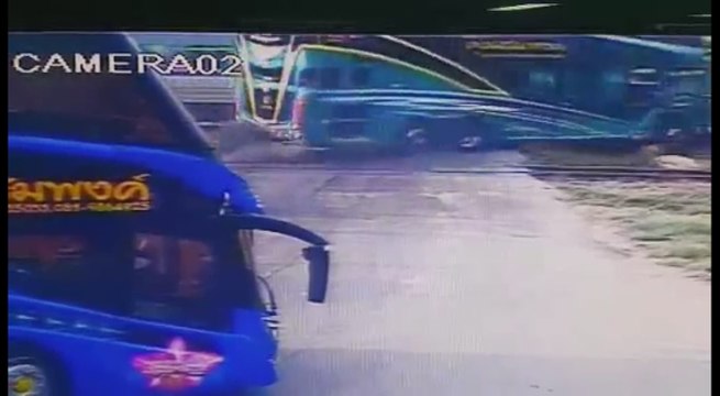 Un choque entre un autobús y un tren deja 3 muertos y 30 heridos en Tailandia