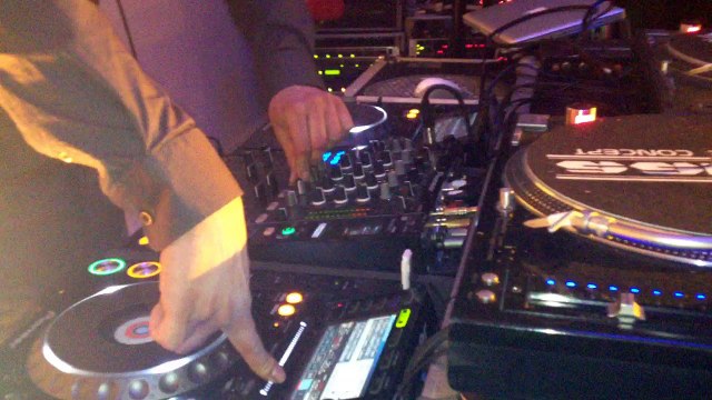 Dj axiss in da mixe 4 B-day next 4