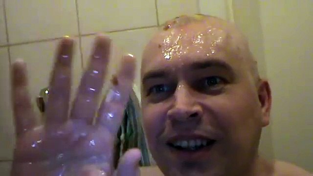 Весёлый мужик разбивает куриное яйцо об голову - Видео прикол про яйцо - Геннадий Горин