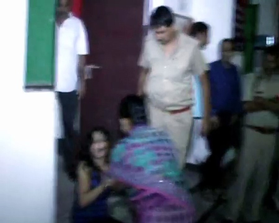 Drunk girl in police station Azamgarh-2