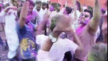 End of Two Nation Theory: Watch How Girls & Boys Celebrating Holi in Karachi University