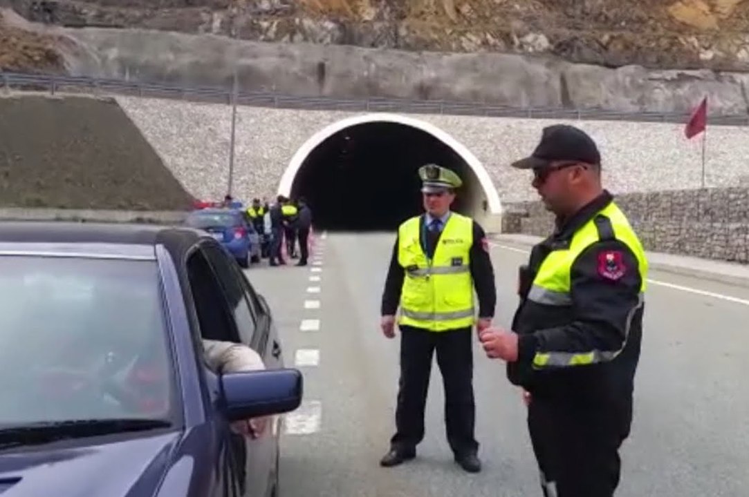 Report TV - Policia vendos radarë në tunelin e Kalimashit, pezullohen 38 patenta