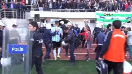 Maç Sonunda Sahaya Girip Futbolculara Saldırdılar