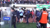 Maç Sonunda Sahaya Girip Futbolculara Saldırdılar