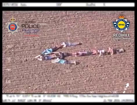 Des enfants aident un hélicoptère de police