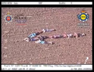 Des enfants aident un hélicoptère de police