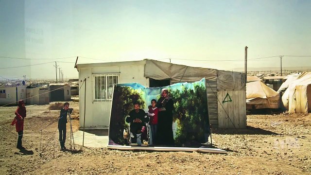 معرض في دبي يصور معاناة لاجئين تقطعت بهم السبل