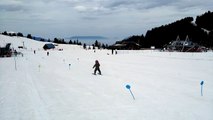 Arthur fait un petit slalom après avoir pris le tire-fesse