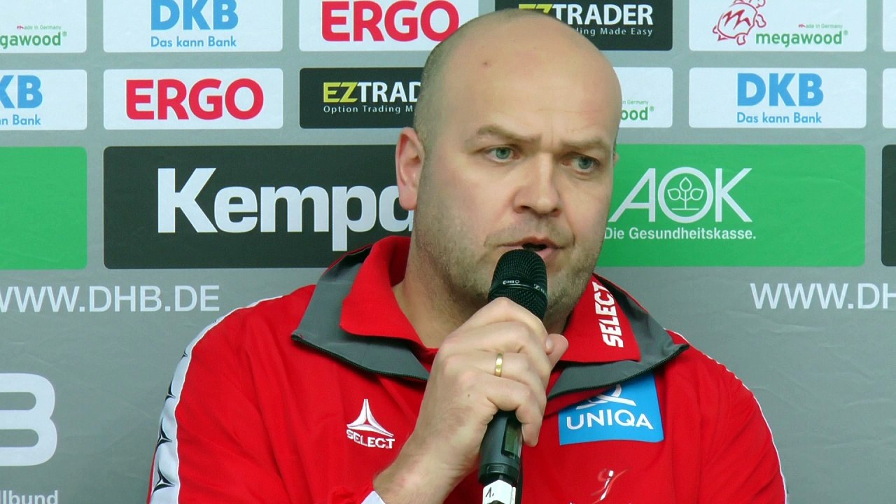 DHB Team feiert Start-Ziel Sieg gegen Österreich