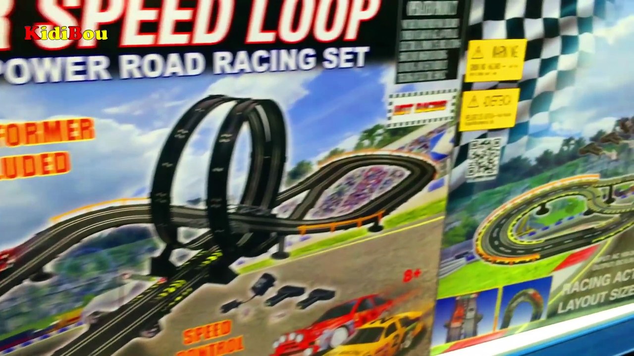 Petit Garçon Joue aux Jouets Voitures