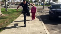 Policia se detiene a jugar con niña sin hogar