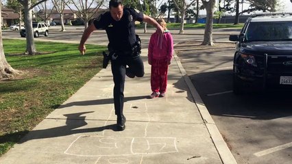 Policia se detiene a jugar con niña sin hogar