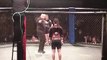 Une combattante MMA terrasse son adversaire d'un violent coup de pied