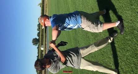 Deux intellos se battent sur un terrain de golf