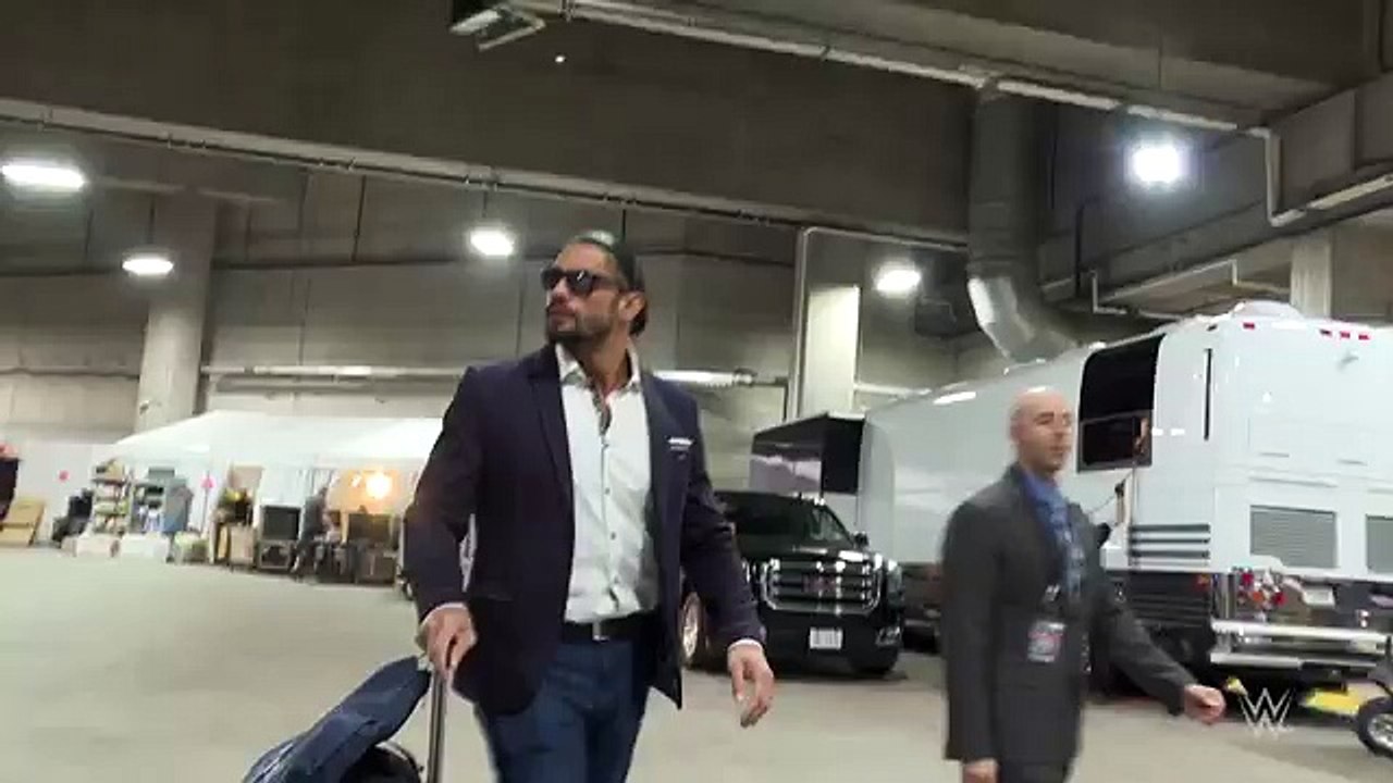 Roman Reigns appears poised for victory at WrestleMania 32