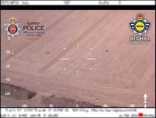 Des enfants aident un hélicoptère de police