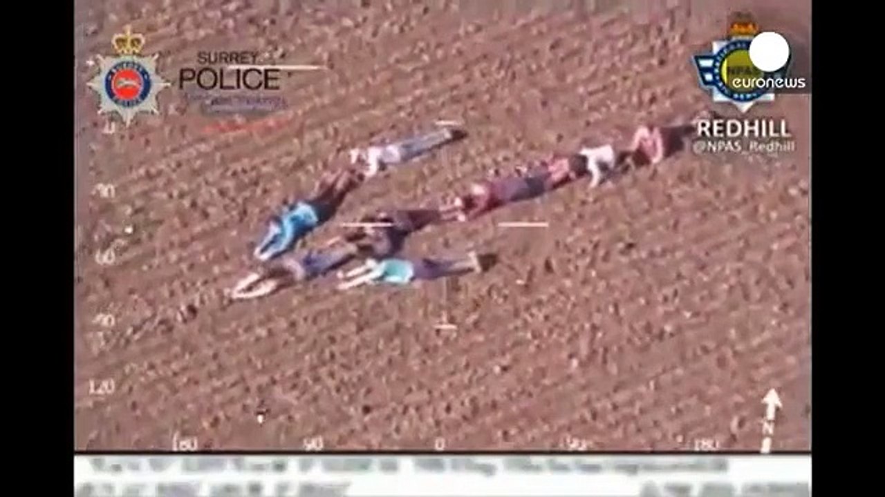 Une flèche humaine dans un champ pour aider la police