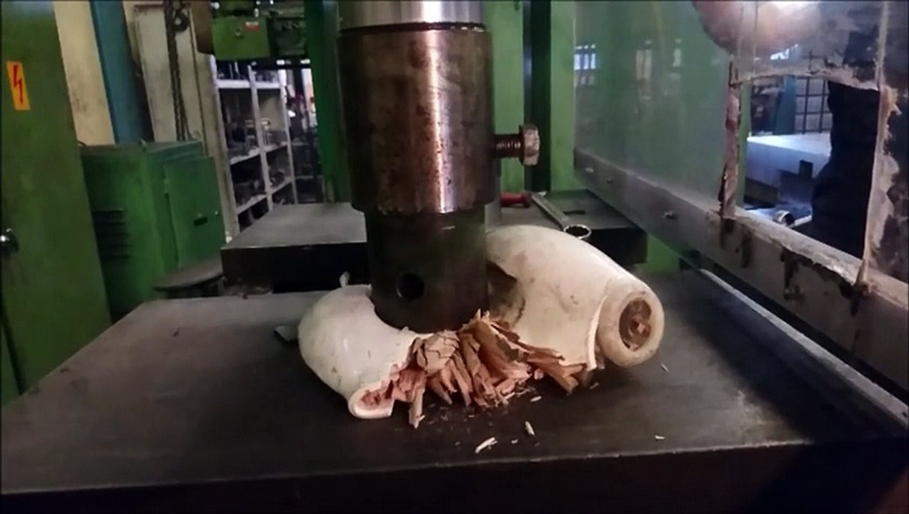 Il détruit une boule et une quille de bowling avec une presse hydraulique !