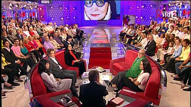 Quand Jean-Pierre Coffe, Nana Mouskouri et Michel Drucker échangeait leurs lunettes dans Vivement dimanche - Regardez