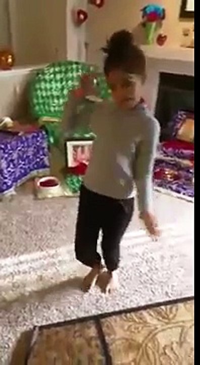 Dj wale babu mera gana baja do small girl tailant,,