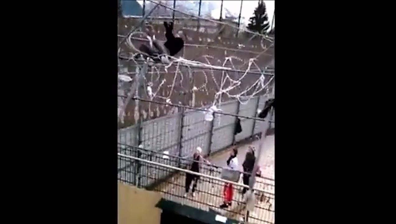 Il escalade un grillage pour s’évader de prison