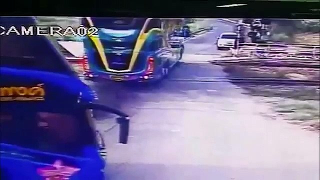 train crashes into a bus full of tourists in Thailand