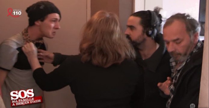 SOS ma famille a besoin d’aide : Un ado tente de séquestrer son beau-père, l’équipe de tournage obligée d’intervenir (vi