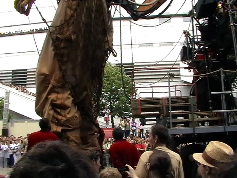 Royal de Luxe : la Géante du Titanic et le Scaphandrier – 4