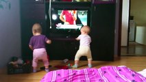 my 12 months old twins dancing to Gusttavo Lima - Balada