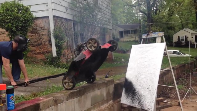 Jeter des bombes de peintures sur la lame d'une tondeuse pour peindre