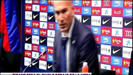 Quand Zidane colle son chewing-gum sous la table de presse du Barça