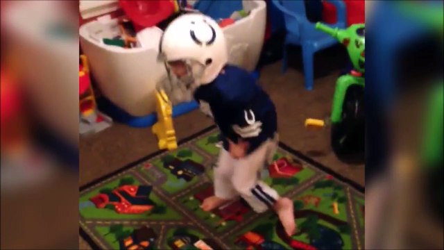 Ce gamin a une technique étrange pour attraper le ballon de football américain