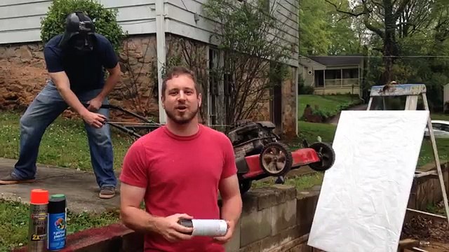 Un artiste barré peint avec une tondeuse