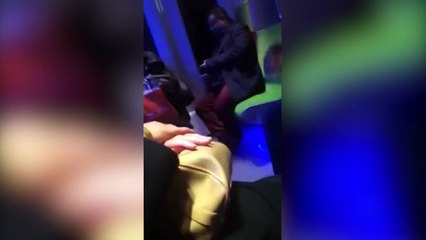 Racisme dans le RER, une femme empeche une autre de s'asseoir!