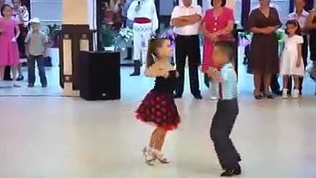 2 childrens dance on arabic song in public - desi girls video