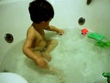Felipe Pontes tomando banho de banheira!