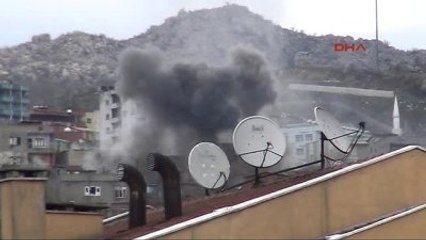 Şırnak'ta Keskin Nişancı PKK'lıların Gizlendikleri Evlere Top Atışı