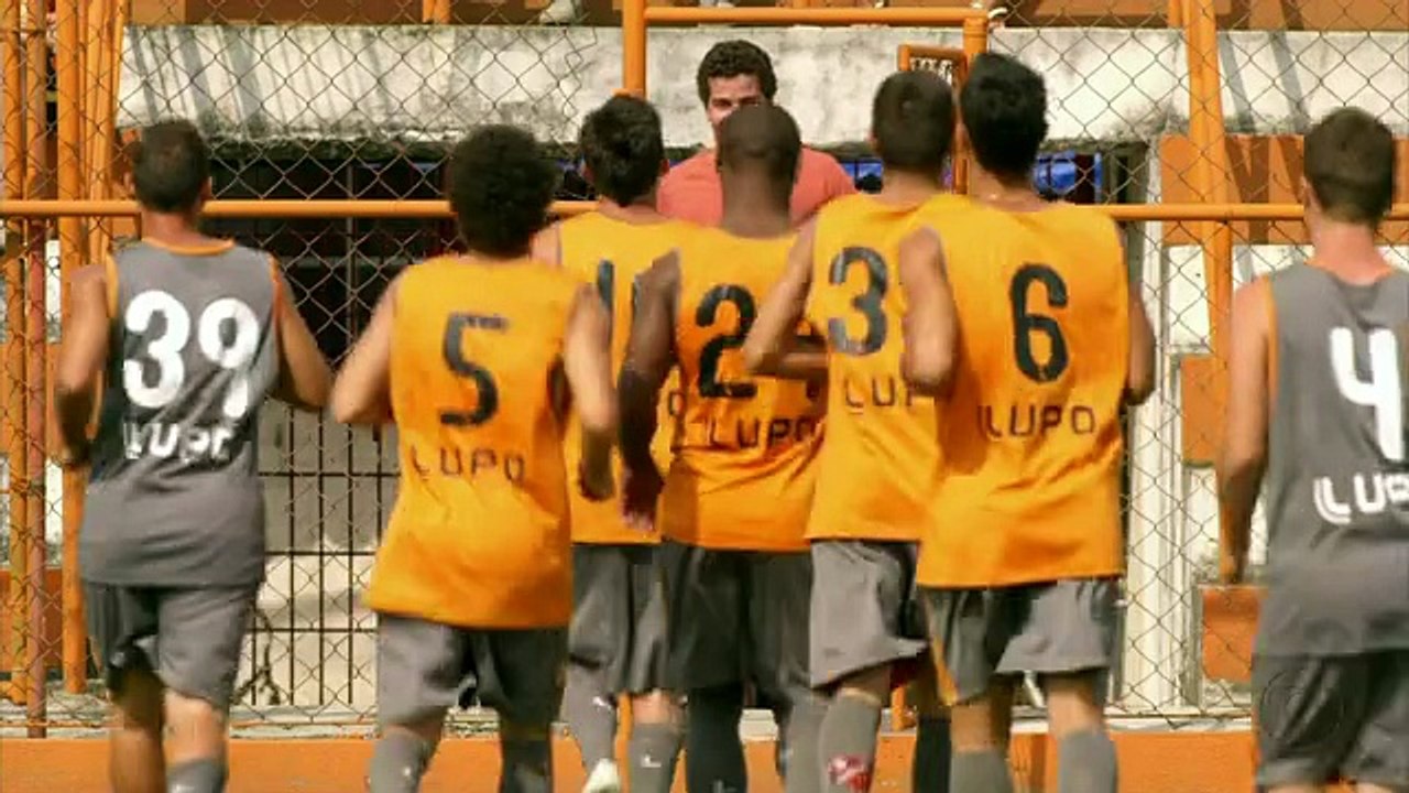Leandro faz visita surpresa a colegas do time do Divino