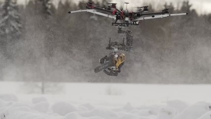 S'amuser en fixant une tronçonneuse sur un drone !