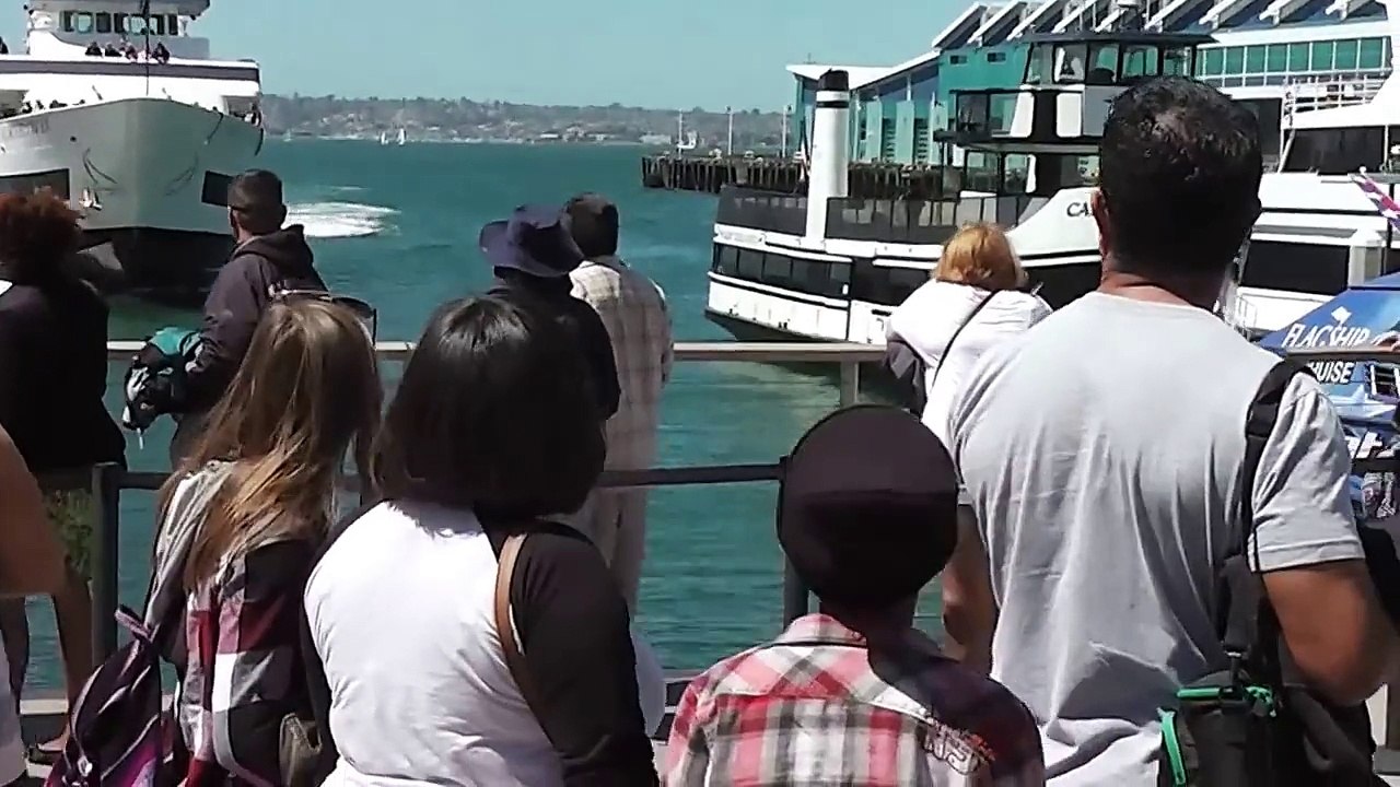Un bateau se rate en arrivant au port de San Diego et défonce le quai