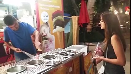 Turist Kız Yurt Dışında Maraş Dondurmacısıyla Karşılaşırsa..