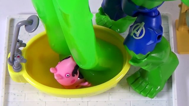 Hulk da Banho No GEORGE DA PEPPA PIG com GOSMA Verde! Novelinha da Peppa em Português