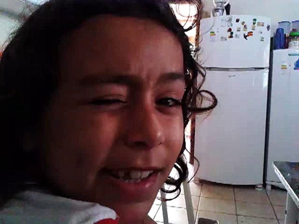 Menina  piscando