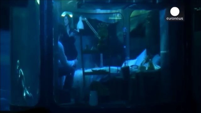 Cette chambre vous permet de dormir parmi les requins au fond de l'eau