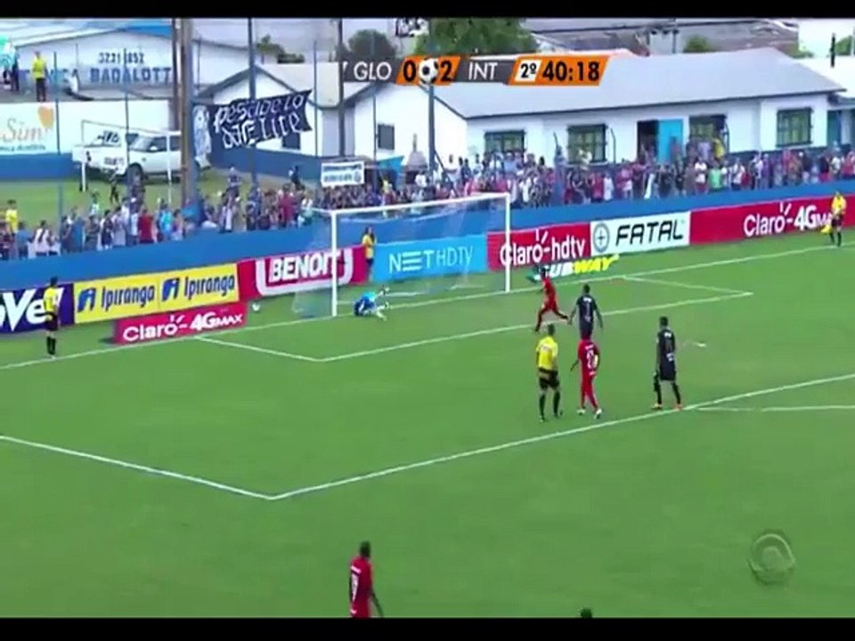 Este guarda redes defendeu uma recarda de um penalty... com o calcanhar